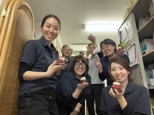 笑顔のスタッフたちの廊下  