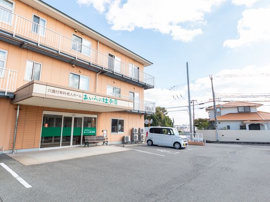 駐車場がある建物外観
