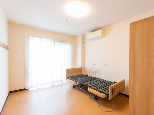 ベッドのある居室 居室 広々とした居室には、自然光が心地よく差し込みます。快適に過ごせる環境が整っています。