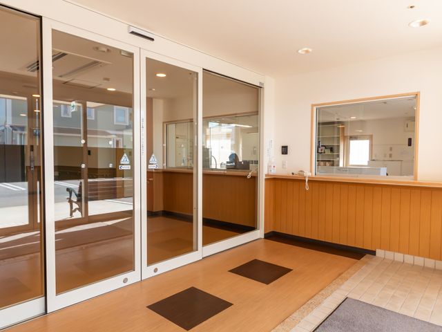 風通しの良いエントランス エントランス 開放的な空間で、自然光が差し込みます。来訪者を穏やかに迎える設計です。