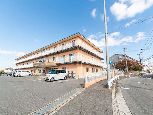 駐車場のある建物外観