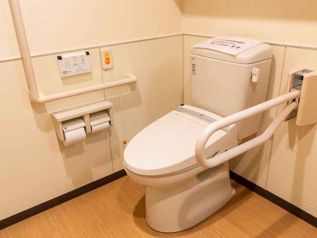 安全設計のトイレ トイレ 手すりが付いているため、安全に利用できる設計です。誰でも安心して使いやすくなっています。
