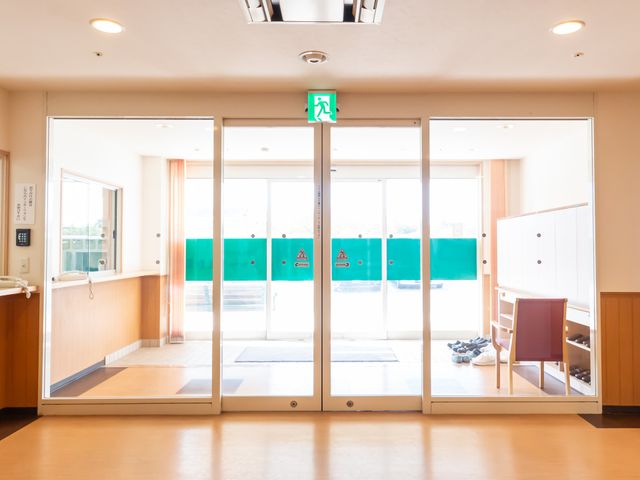 明るい玄関 エントランス 広々とした出入口は、自然光が差し込み、清潔感ある環境を提供しています。