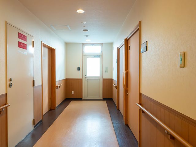 明るさ溢れる廊下 廊下 自然光が差し込む廊下です。移動しやすい環境で、安全に配慮されています。