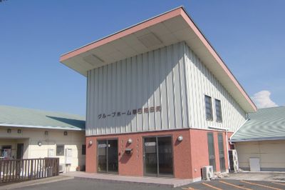 日差しが映える外観
