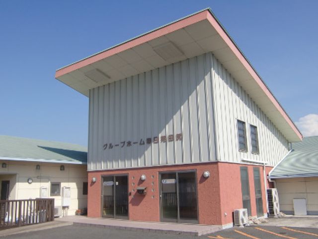 日差しが映える外観 外観 光が差し込む明るい建物です。快適な環境で働くための魅力を感じられます。