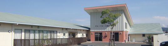 広々とした建物の外観