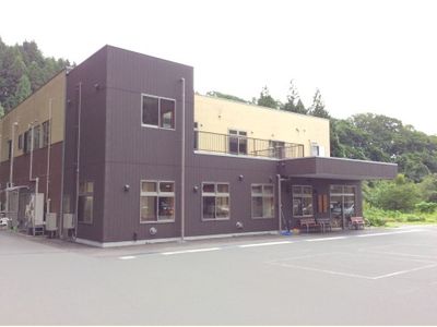 モダンな二階建て建物外観