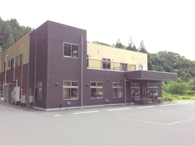 モダンな二階建て建物外観 外観 自然に囲まれた落ち着いた色調の建物です。清潔感のあふれる環境が魅力的です。