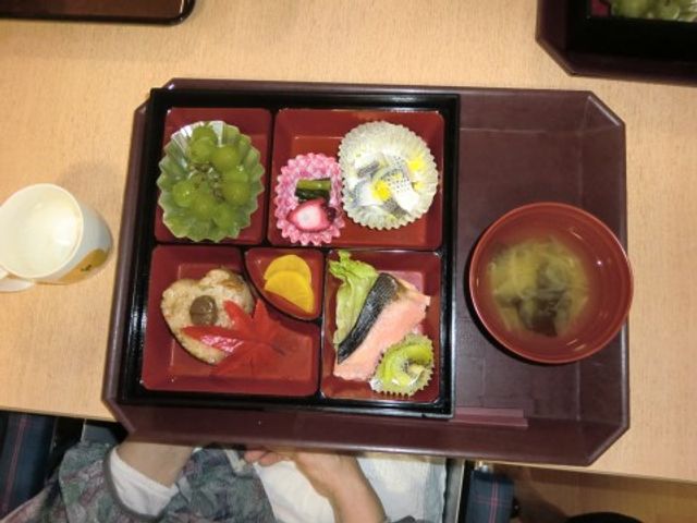 彩り豊かな和食セット 食事 栄養バランスを考えた和食のお膳が準備され、心身の健康をサポートします。