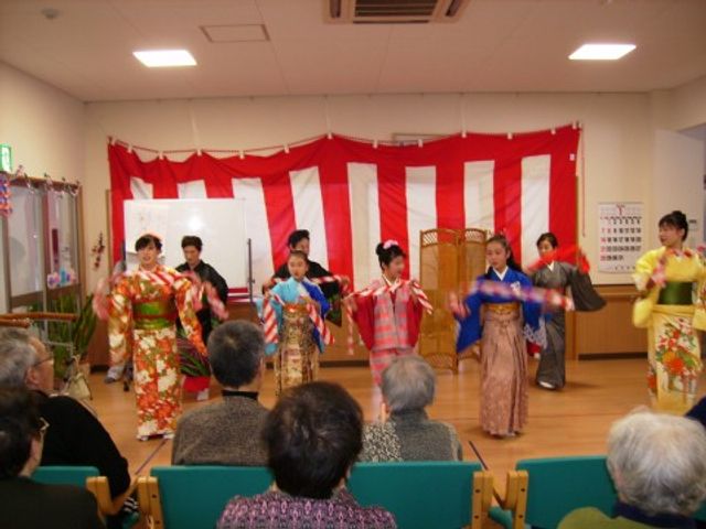 多目的室でのイベント風景 共有スペース 明るく広い空間で、利用者が楽しい催し物を鑑賞しています。