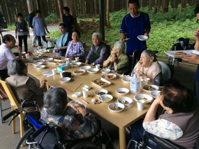 お食事を楽しむ利用者様 食事 笑顔でお食事される利用者様。共有スペースでのふれあいを大切にしています。