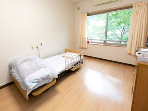 明るい個室の居室