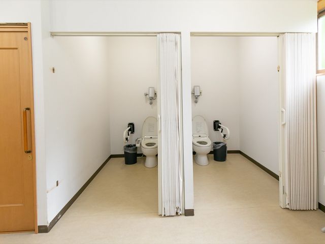 バリアフリートイレの空間 トイレ 利便性を追求したきれいなトイレ空間です。手すりや広々とした間取りで、どなたも安心してお使いいただけます。