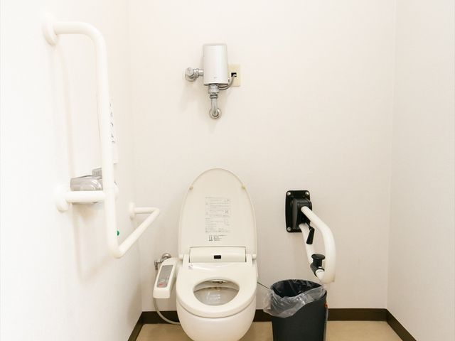バリアフリートイレ設備 トイレ 手すり付きの安全を考えたトイレスペースです。日常の使い勝手を重視した設計で快適にお使いいただけます。