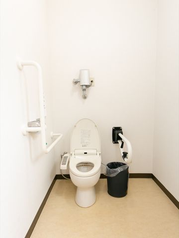 バリアフリートイレ設備 トイレ 手すり付きの安全を考えたトイレスペースです。日常の使い勝手を重視した設計で快適にお使いいただけます。