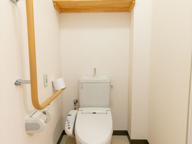 バリアフリートイレ設備 トイレ 手すりが備わった清潔感のあるトイレです。安全性を考慮した設計で、あらゆる世代の方に配慮した空間が整っています。