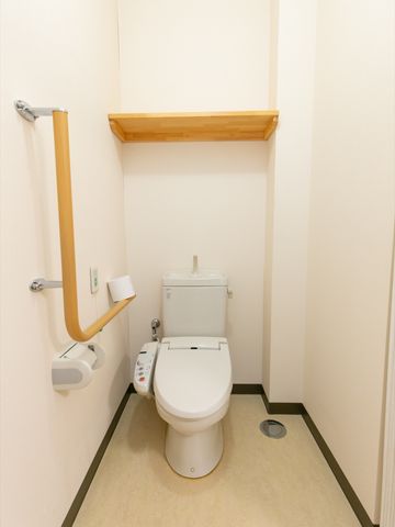 バリアフリートイレ設備 トイレ 手すりが備わった清潔感のあるトイレです。安全性を考慮した設計で、あらゆる世代の方に配慮した空間が整っています。