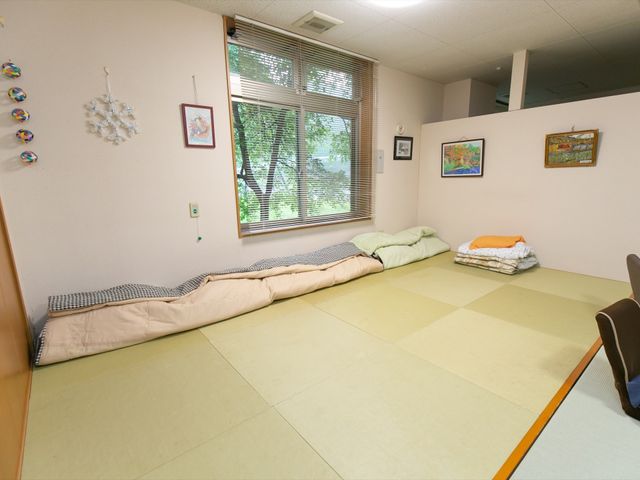 穏やかな雰囲気の和室 休憩スペース 床の間に飾りがある落ち着いた和室です。ここでゆったりとお休みいただけます。