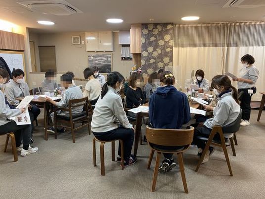 多人数で集まる食堂  