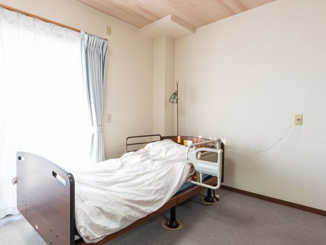個室の居心地の良さ 居室 ゆったりとした個室です。窓辺の明るい光が心地よい空間をつくり、リラックスできる環境が整っています。