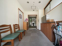 廊下に木製ベンチ