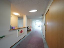 廊下に設置された受付カウンター