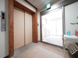 出入口付近の明るい廊下