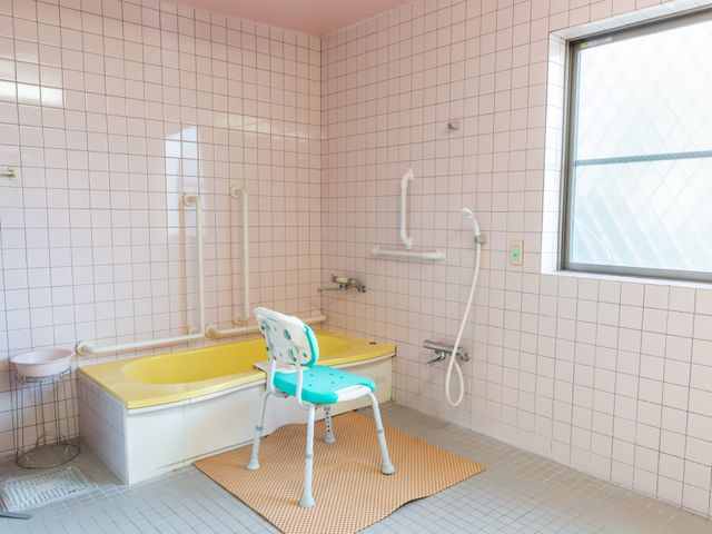 ゆったり落ち着ける浴室 浴室 手すりが設置されたゆとりある浴室。安全に配慮した作りで、心地よいバスタイムをサポートします。