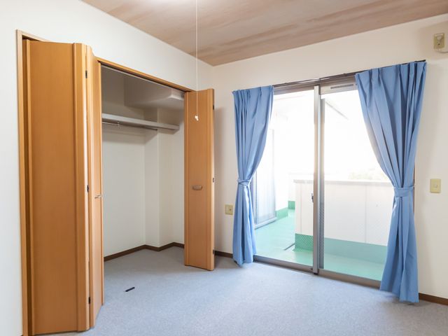 居心地の良い居室 居室 開放感のあるバルコニー付きの居室です。窓から自然光が差し込み、明るく穏やかな時間をお過ごしいただけます。
