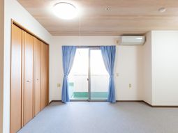 広々とした明るい居室