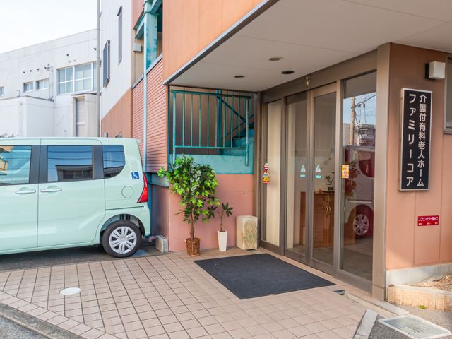 広々とした入口エリア エントランス ゆったりとしたエントランスはバリアフリー設計で、安全にご入館いただけます。プライバシーに配慮した植栽も心地よい空間を演出しています。
