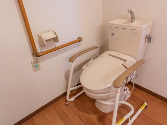 バリアフリー対応トイレ トイレ 手すり付きで安心安全なトイレです。身体の不自由な方も使いやすく設計されております。