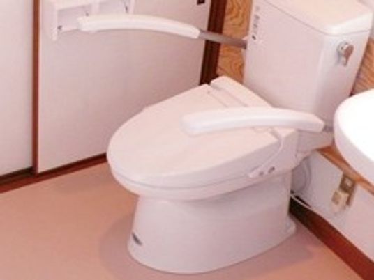 安全な手すり付きトイレ