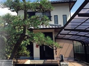 日本庭園のある建物外観