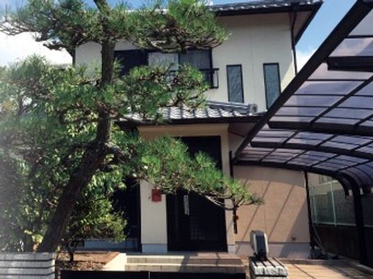 日本庭園のある建物外観
