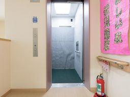 エレベーター前の廊下