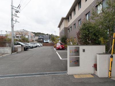 入口と駐車場の風景