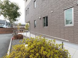 施設の外側と緑の中庭