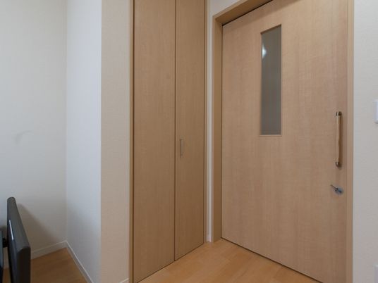 シンプルな扉と廊下