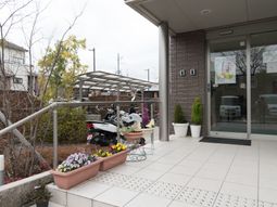 エントランスと駐輪スペース