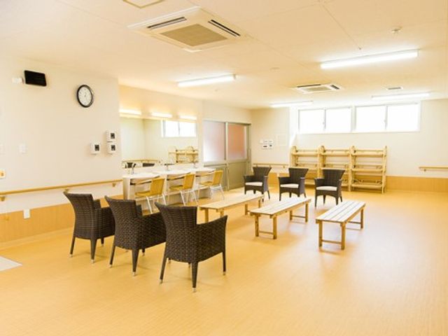 明るく広い多目的室 共有スペース ゆとりある空間の多目的室です。椅子とテーブルが配置され、様々な活動や交流が行える場となっています。