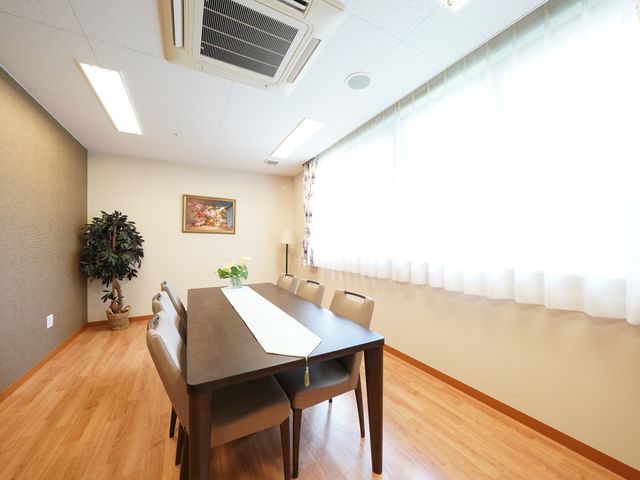 多目的室の光あふれる空間 応接室 ゆったりとした多目的室です。天井からの自然光が入り込み、穏やかな時間を過ごせる場です。