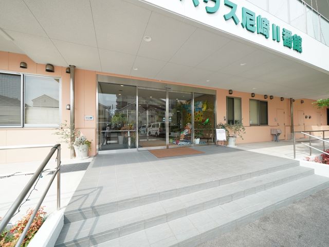 明るいエントランス風景 外観 広々とした入口が迎える清潔感溢れるエントランスです。ガラス張りで自然光がたっぷりと入る空間が、皆様をお出迎えします。
