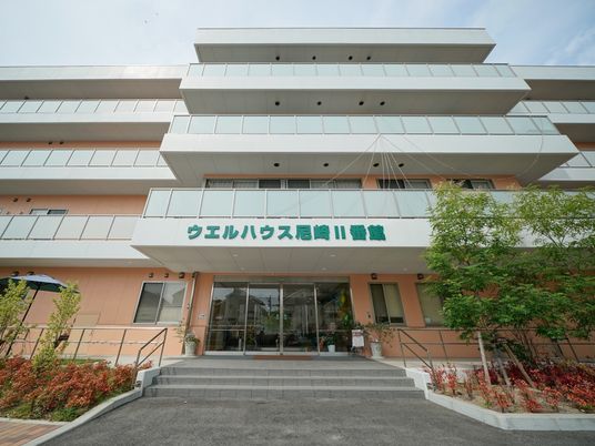 モダンな外観の建物正面