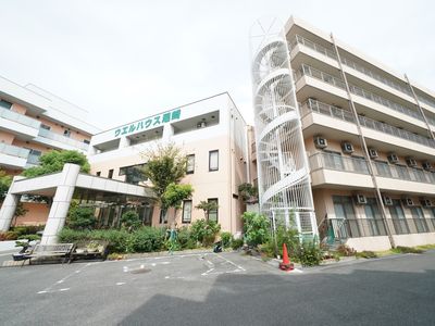 明るく綺麗な施設外観