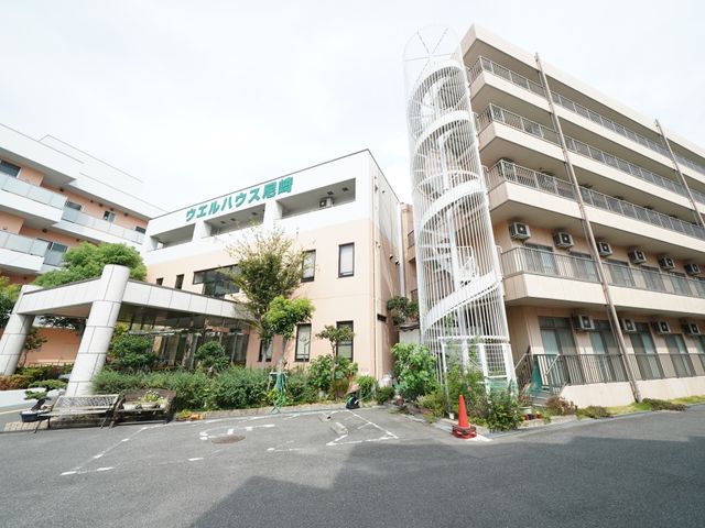 明るく綺麗な施設外観 外観 広々とした敷地に建つ施設で、緑に囲まれ落ち着いた環境です。スタッフとして活躍する場としてご検討ください。