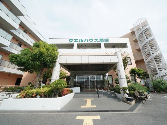 エントランス付近の景観 外観 明るく開放感のあるエントランスが迎える施設です。広々としたアプローチで、訪れる方を穏やかに出迎えます。