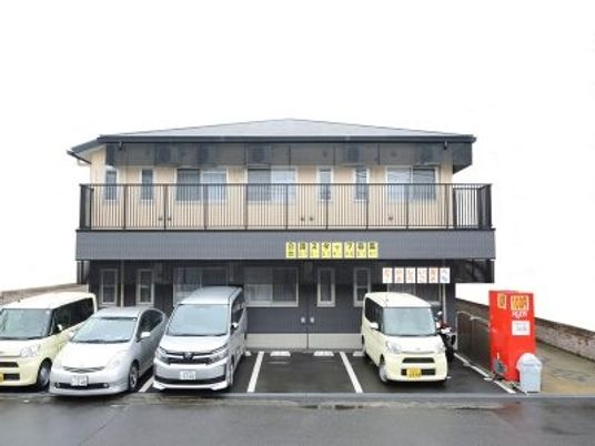 駐車場のある建物外観  