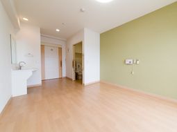 広々とした洗面台のある居室